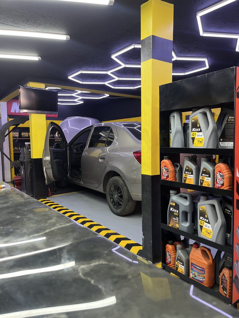 Interior del taller Bater&iacute;as y Bater&iacute;as en Cali