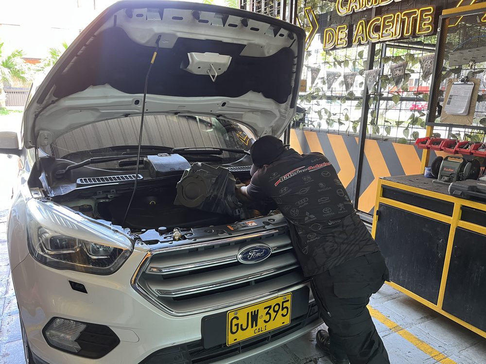 T&eacute;cnico instalando bater&iacute;a en Cali