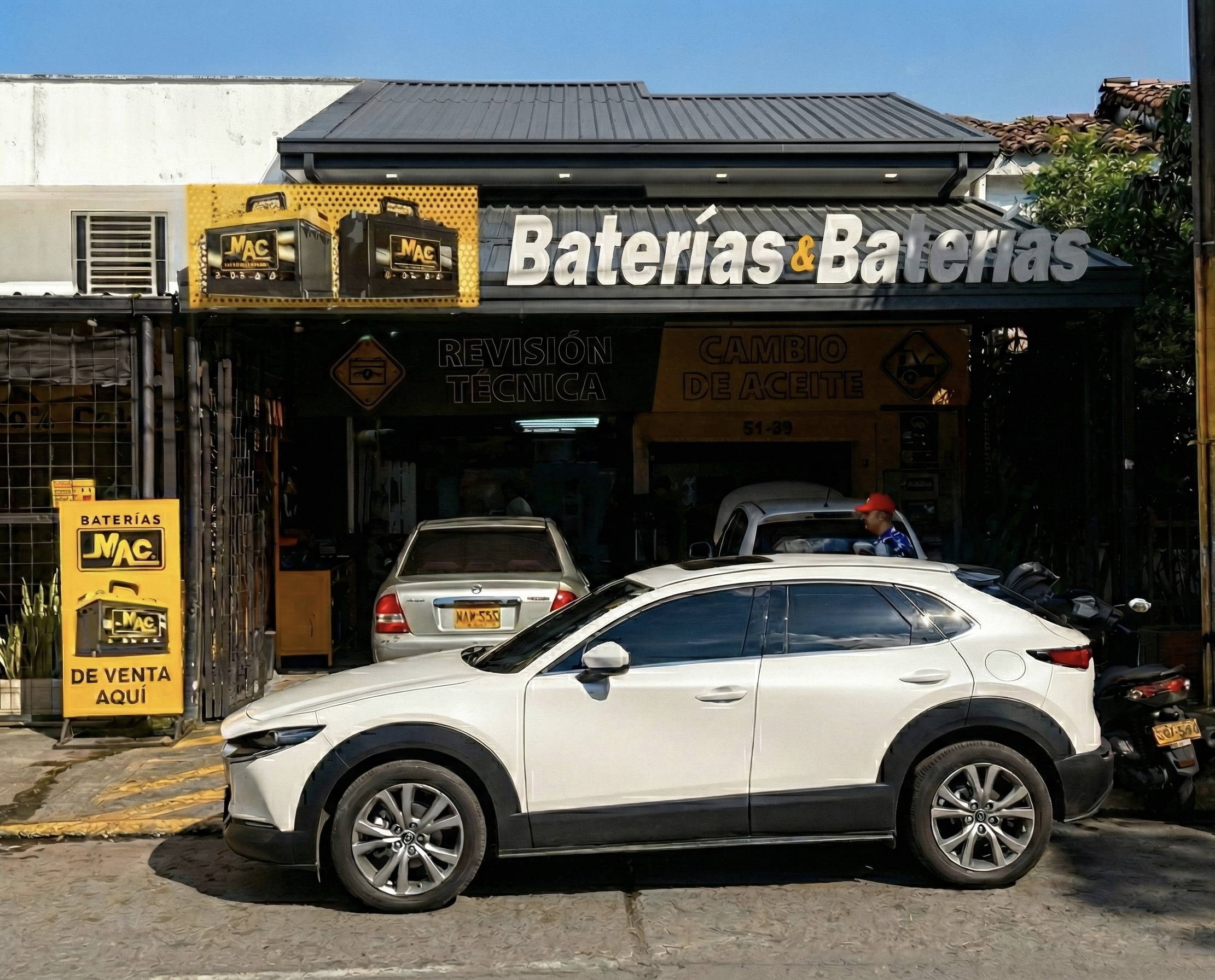Fachada del taller Baterías y Baterías en Cali, Colombia