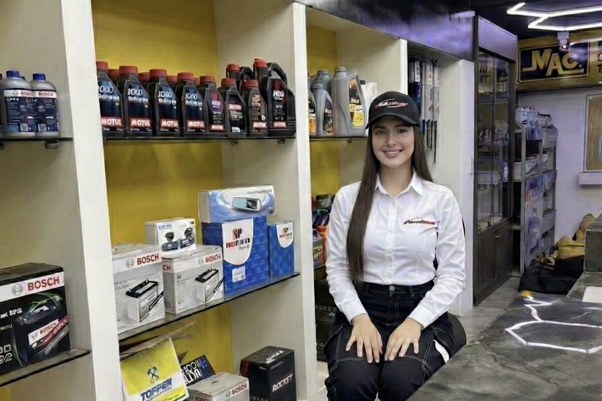 Técnica especializada cargando baterías automotrices en Baterías y Baterías, Cali
