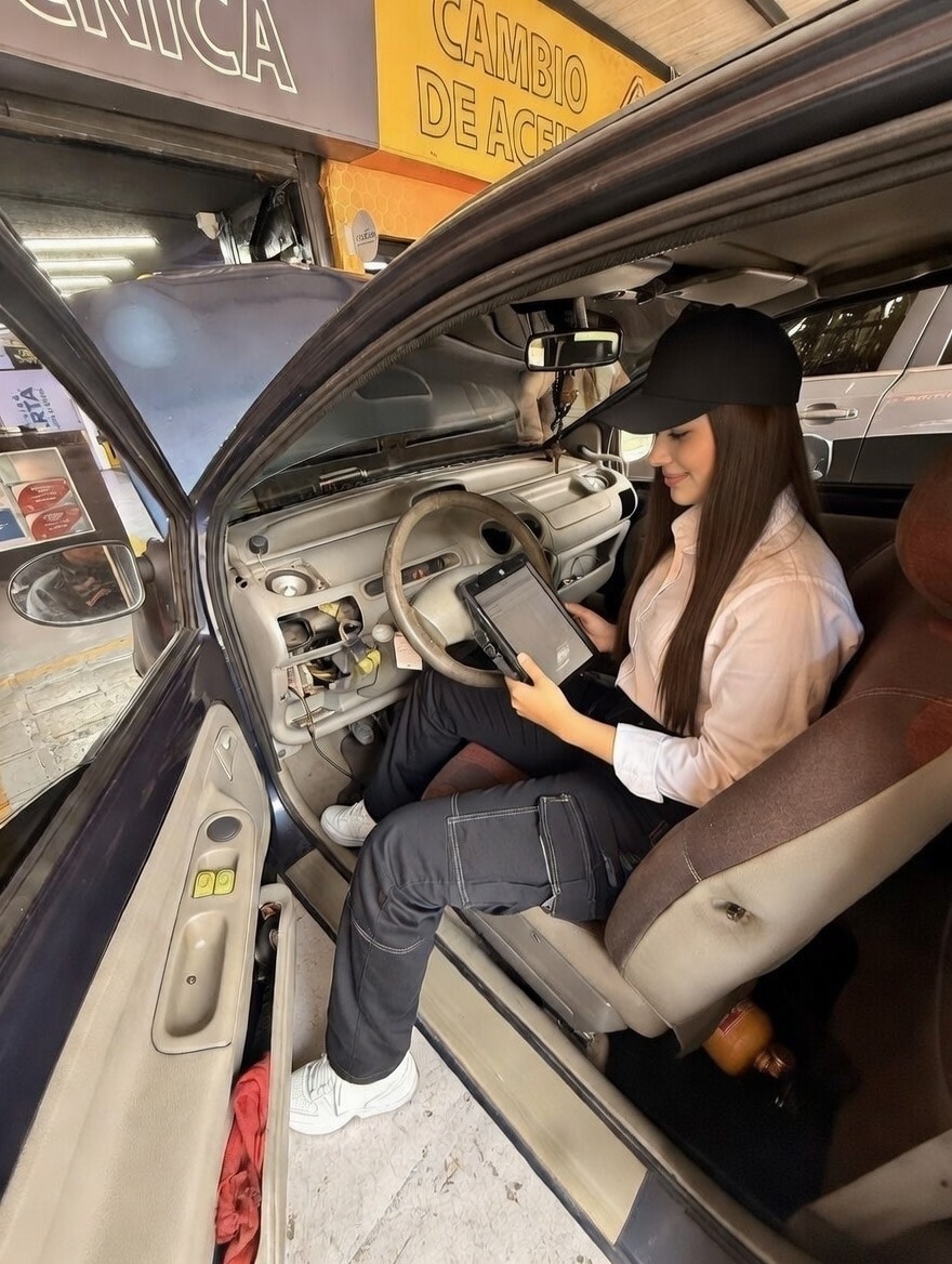 Mecánico especializado realizando servicio automotriz en Baterías y Baterías, Cali