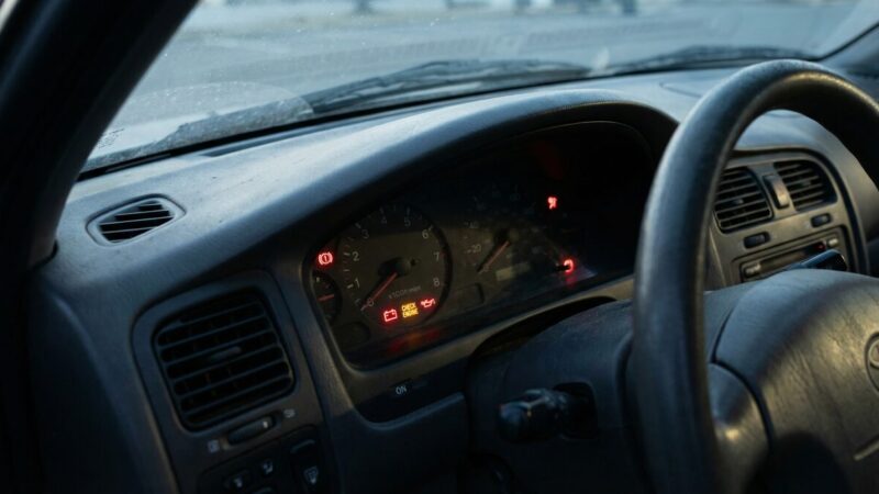 Tablero de carro con luces de batería y check engine encendidas, carro que no enciende